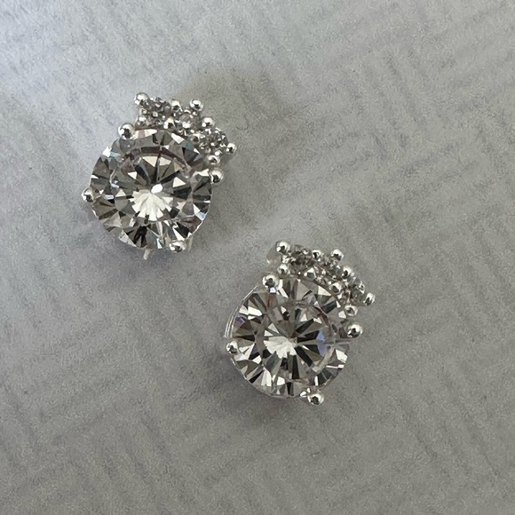 Sterling Silver 1/2 c.t. Stud Earrings - Picture 6 of 16